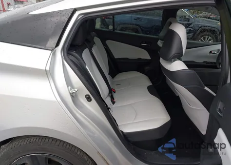 2018 Toyota Prius Three Touring z USA, uszkodzony, nr VIN JTDKARFU9J3549748